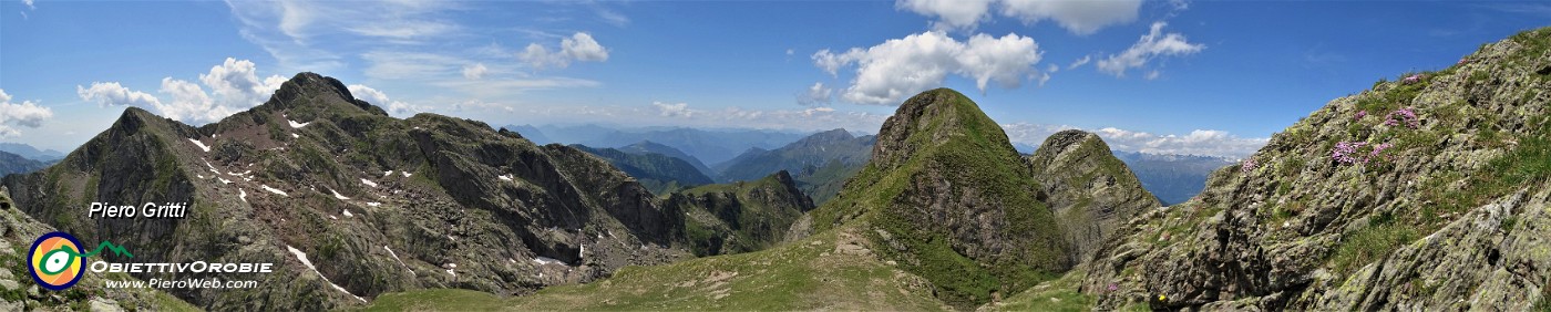 62 Salendo dalla Bocchetta al Pizzo Paradiso vista a sx verso il Tre Signori e a dx verso Quota 2500 e Pizzo di Trona (2510 m).jpg